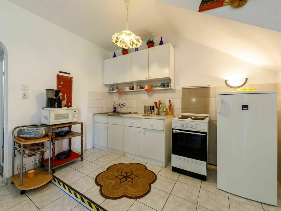 Cabinetry, Property, Countertop, Kitchen Appliance, Gas Stove, Kitchen, Kitchen Stove, Home Appliance, Wood, Interior Design