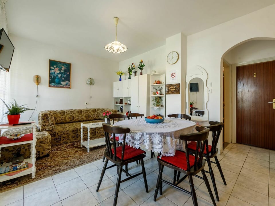 Table, Furniture, Picture Frame, Plant, Houseplant, Wood, Chair, Flowerpot, Interior Design, House