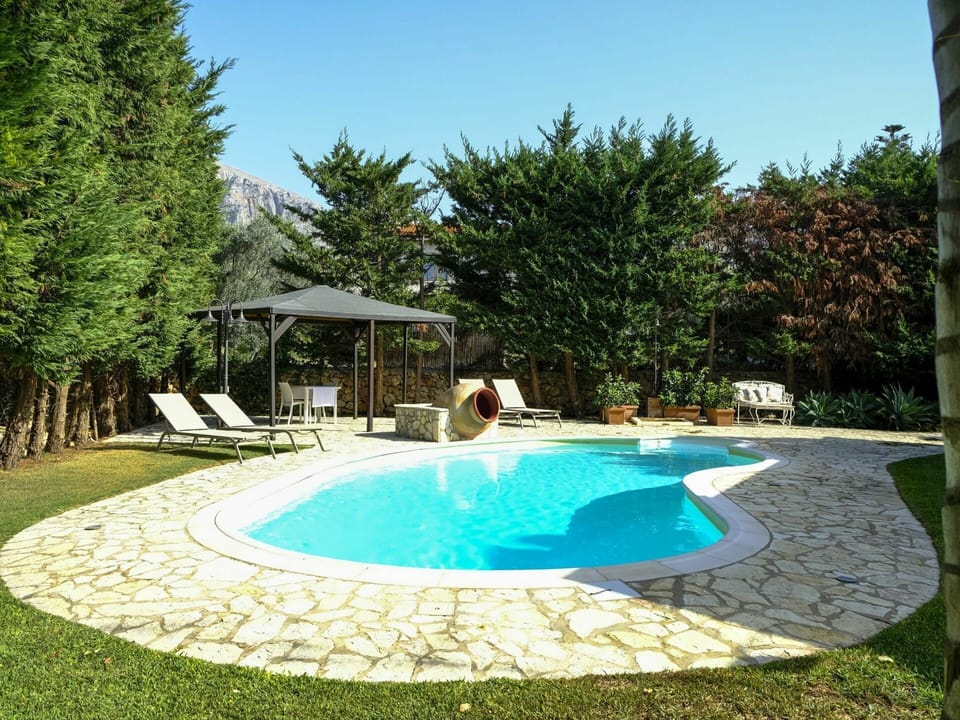 Water, Plant, Sky, Building, Swimming Pool, Tree, Shade, Grass, Leisure, Landscape