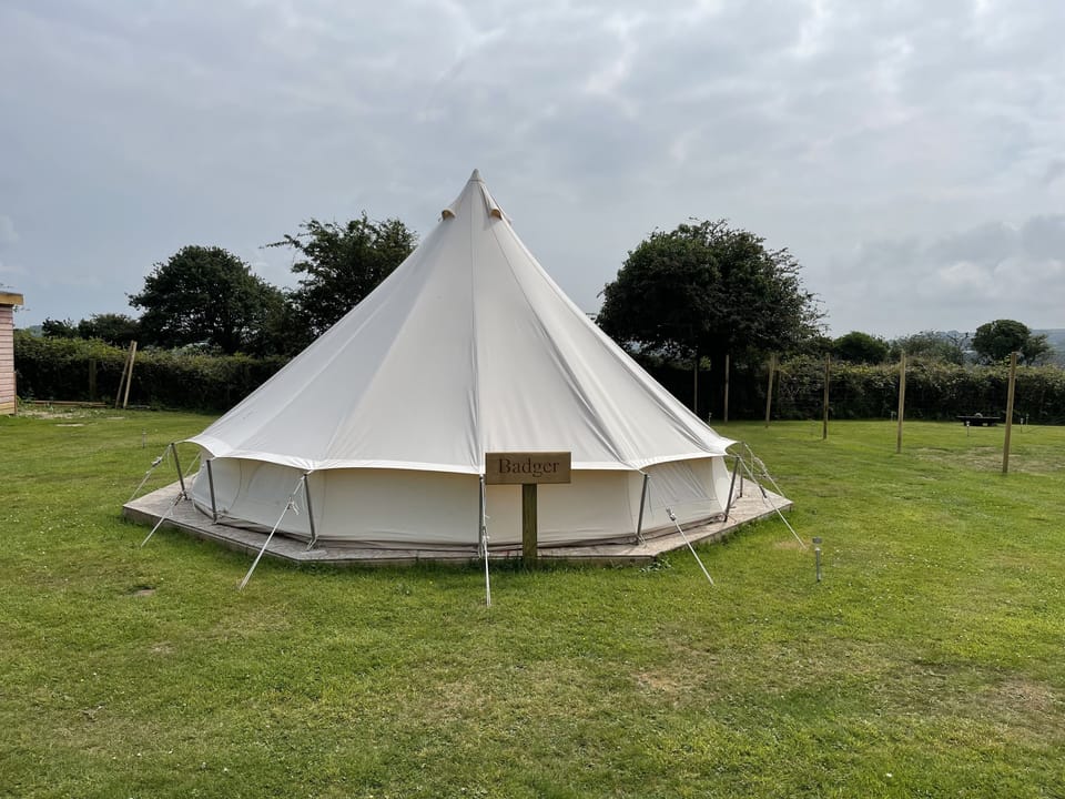 Fully Furnished Glamping (Badger) - private bathroom, excellent central location Cabin in England