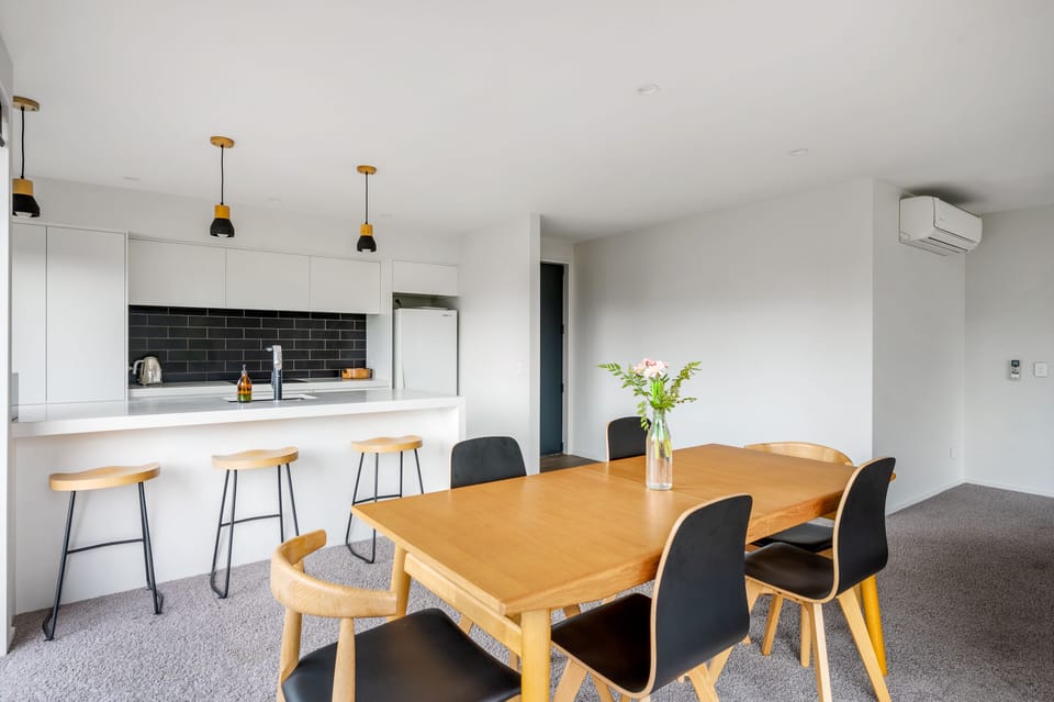 Dining to kitchen