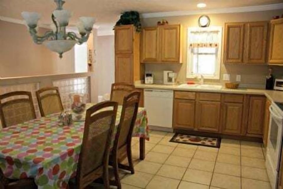 Kitchen & Dining