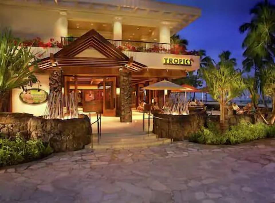 hhv-tropics-bar-and-grille-hi
