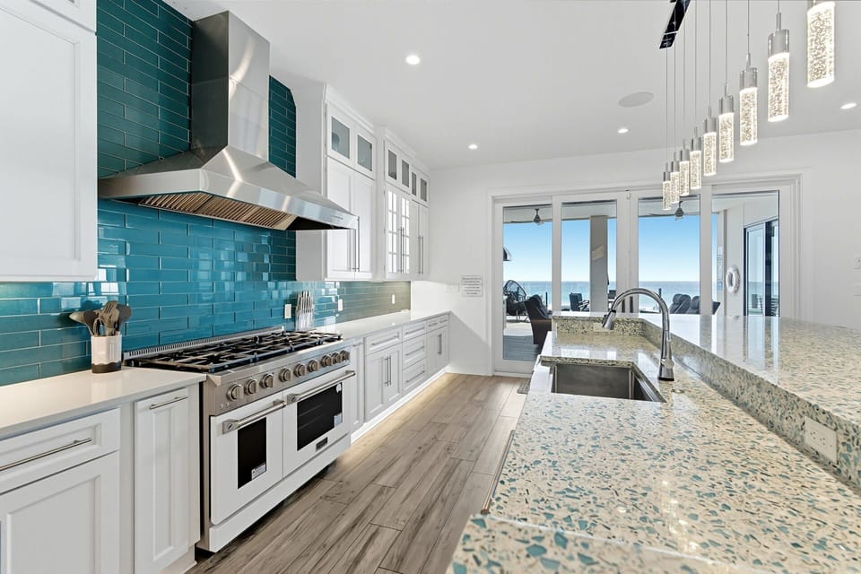 Big House by the Sea - Crystal Beach - Kitchen