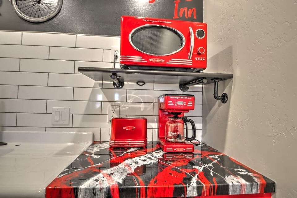 Kitchenette with mini fridge/freezer