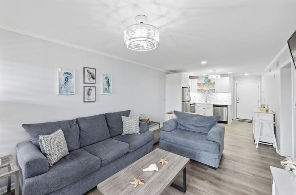 Main Living Area with Queen Sleeper Sofa (Can Sleep 2)