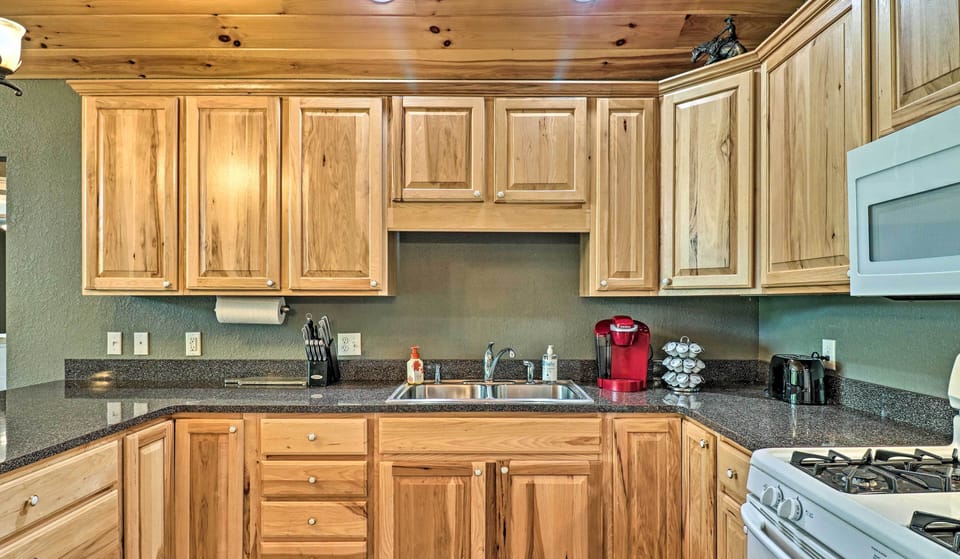 Fully Equipped Kitchen | Knife Set | Keurig Coffee Maker