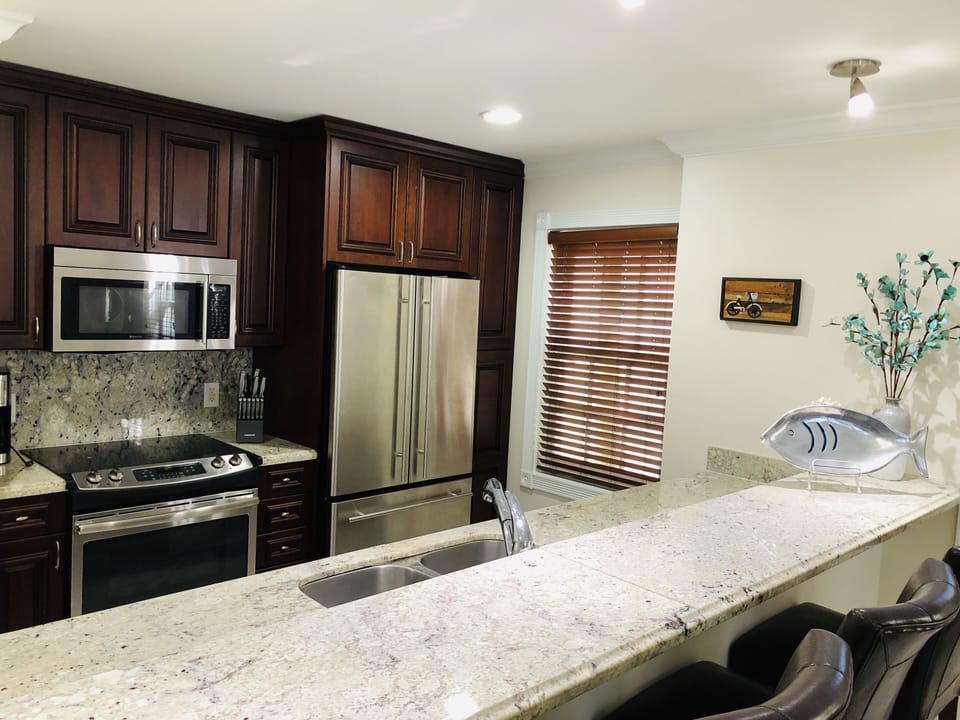 Breakfast bar with seating for 4