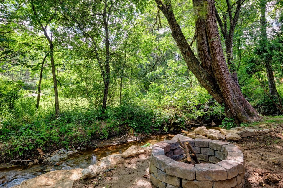 Wood burning fire pit in the backyard with Creek frontage with seating for 6