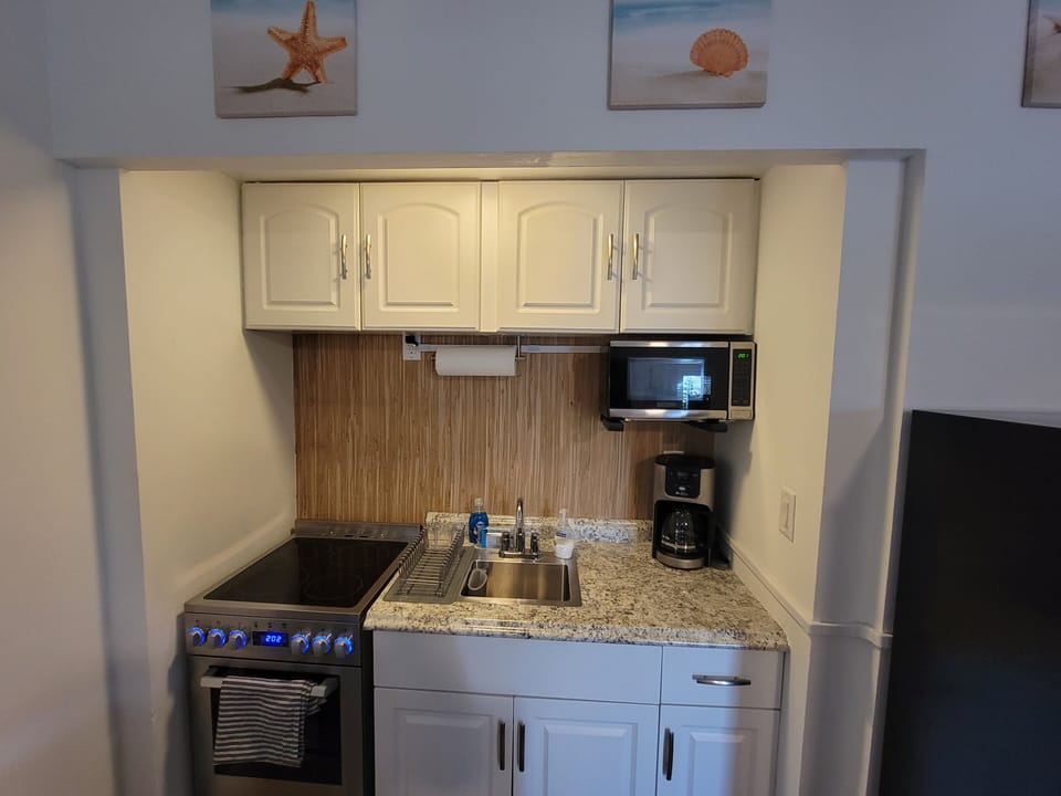 Stove, Oven, Microwave, Coffee Pot, Fully Stocked Kitchen with essentials