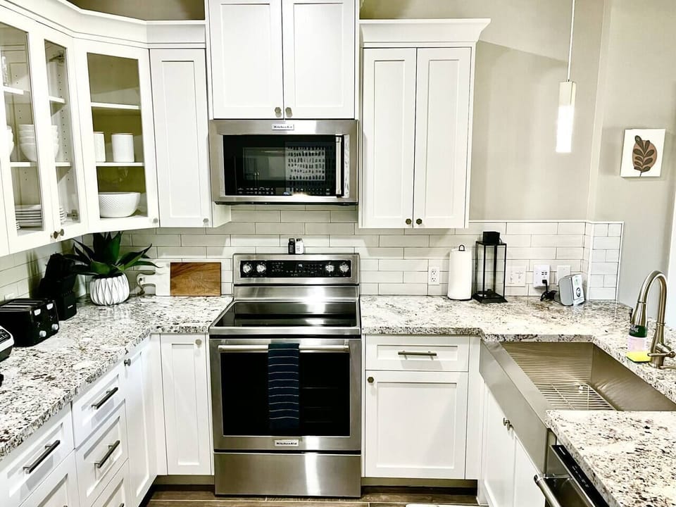 Fully stocked kitchen!
