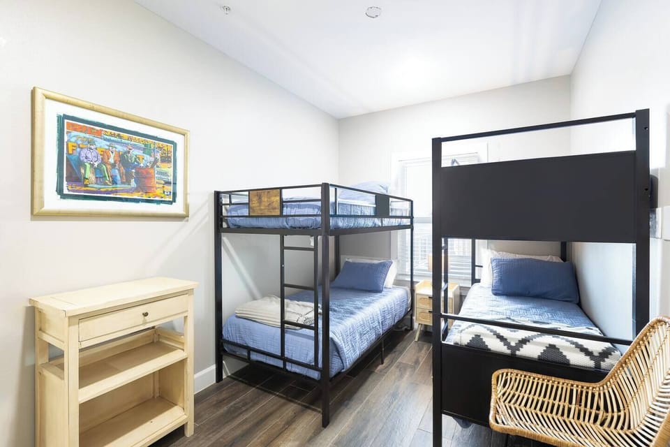 Saddle up on the bunk beds with organic cotton mattress in the Bunk Owens Room!