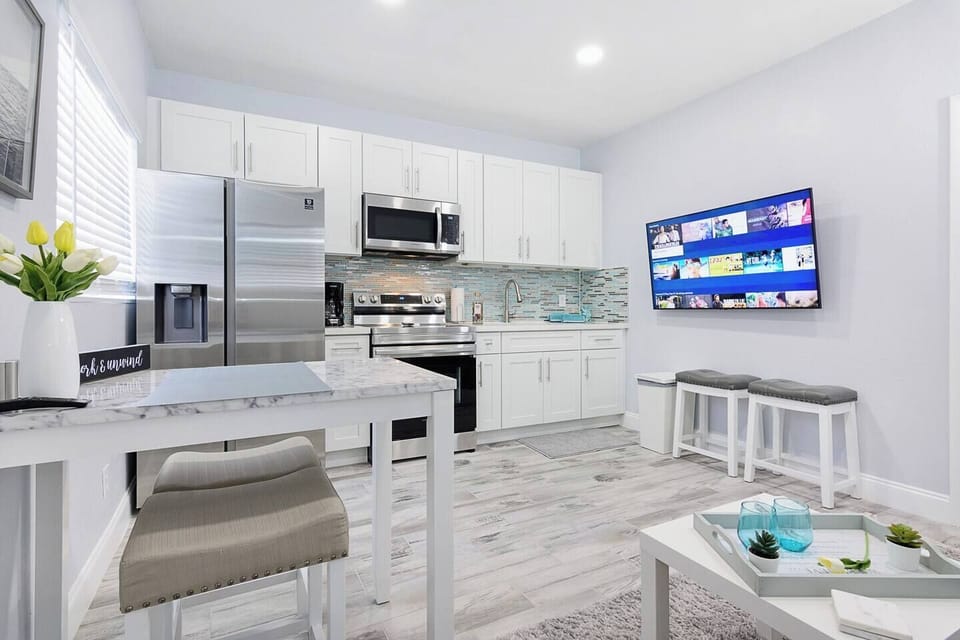 Beautiful, sparkling and remodeled by one of the top designers in Florida.
Warm, cozy, clean and practical. Open kitchen design. Smart TV , directional and cozy couch. Loaded with cooking-ware. 