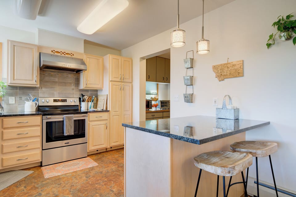 Granite breakfast bar with 2 stools