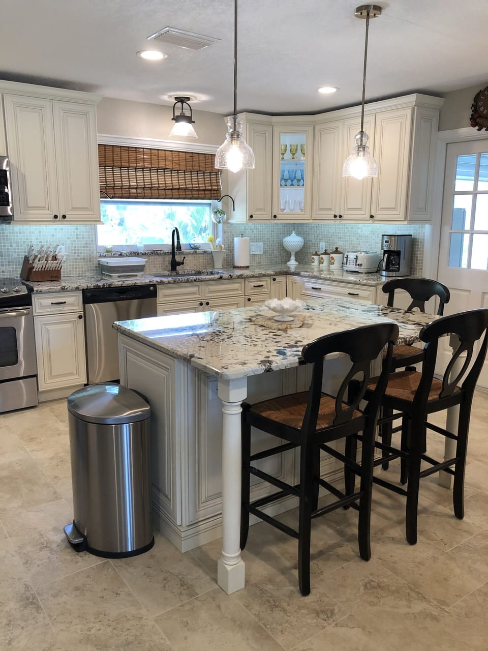 Light and bright kitchen, fully stocked for cooking and entertaining