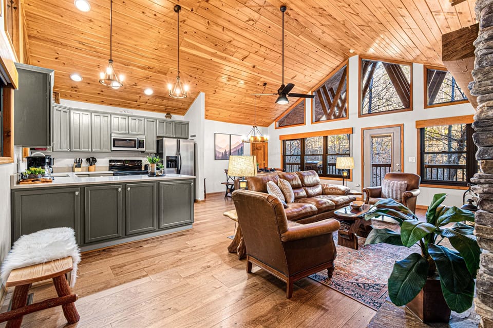 Welcome! Walk right in to your vacation. Beautiful open living area with kitchen, dining and family room, in one common area. Hardwood floors throughout 3000SF. Open concept with vaulted ceiling, custom roller shades. Spacious with an open concept.