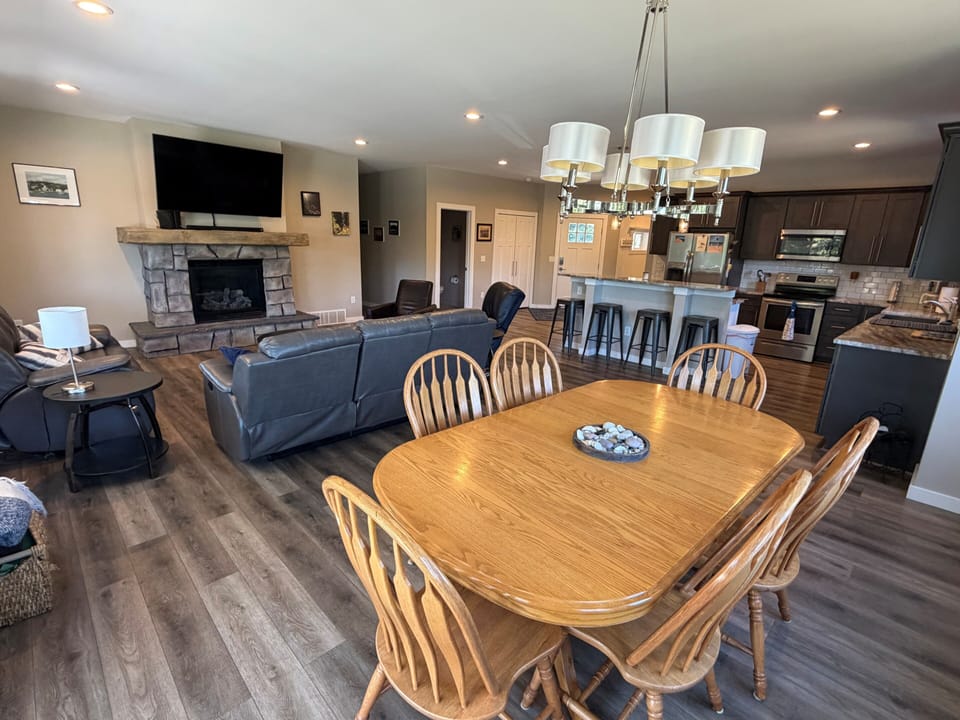 First floor open concept family room / kitchen with dining table. Pic 1