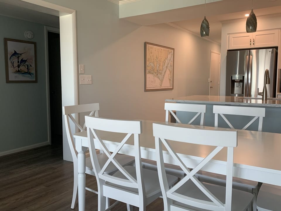 Dining area seats 6 with 2 additional seats at the kitchen counter