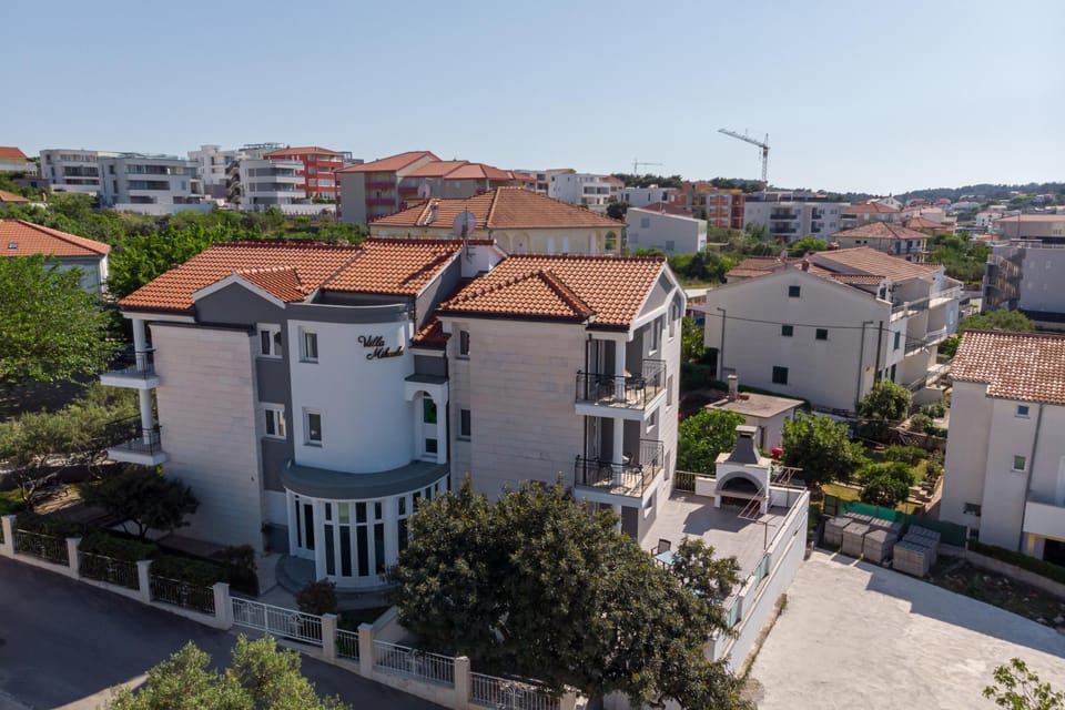 Villa Mihaela is situated in the beloved tourist village of Okrug Gornji