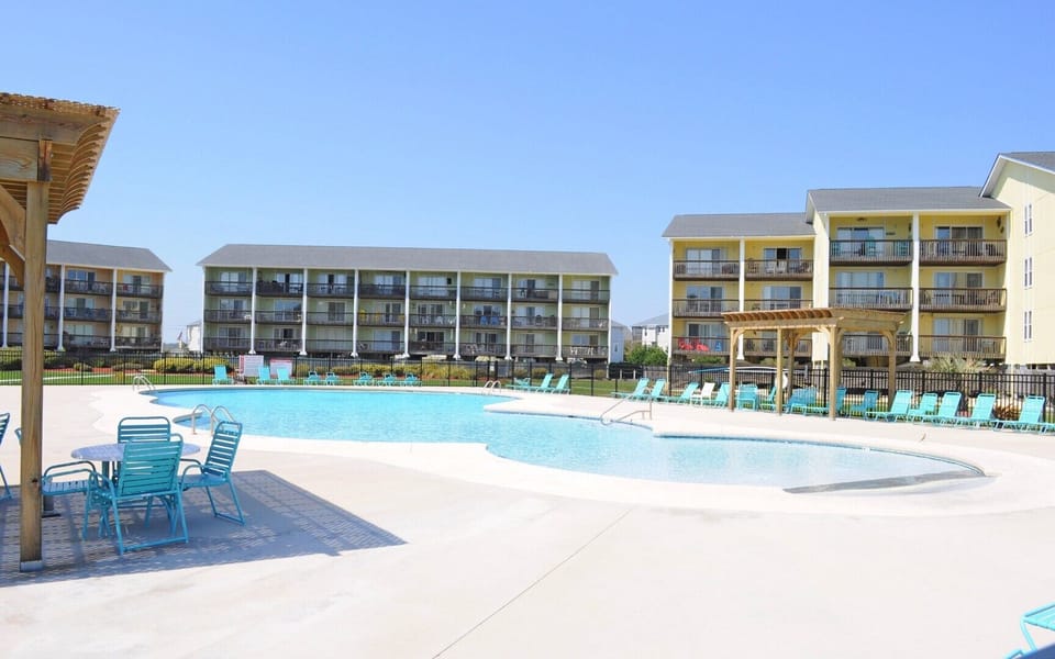 Surf Condos pool