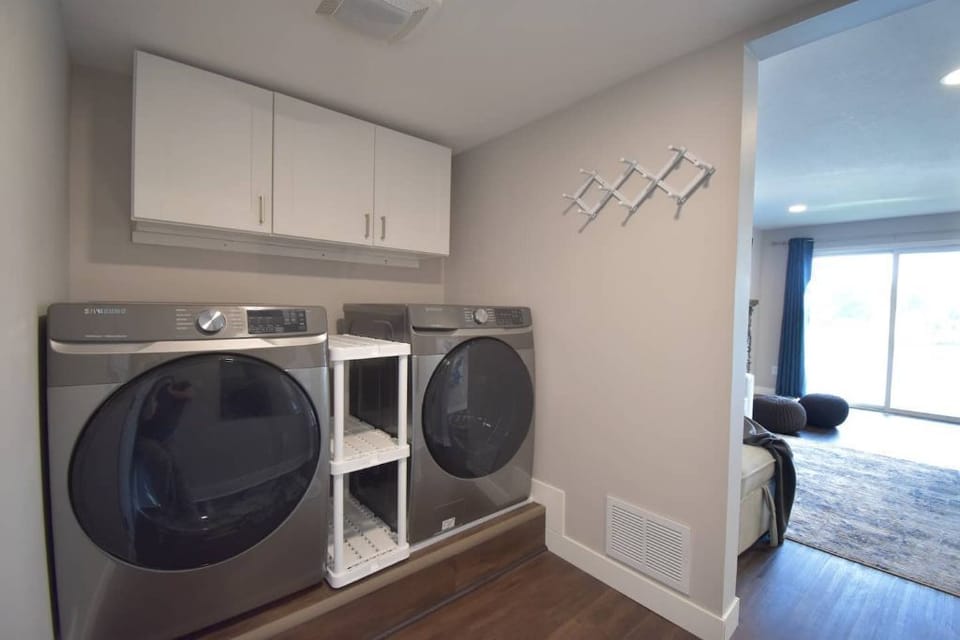 Silver Lake Oasis - Main floor laundry 