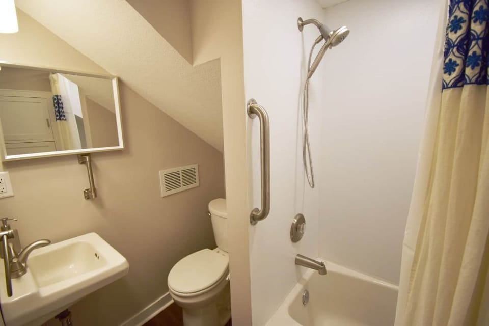 Silver Lake Oasis - Full bath