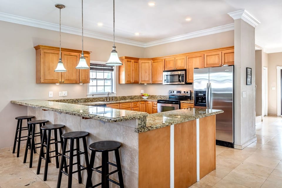 Fully equipped modern kitchen with granite counters