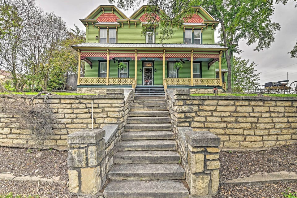 Glen Rose Vacation Rental | 4BR | 4BA | 3,000 Sq Ft | Stairs Required