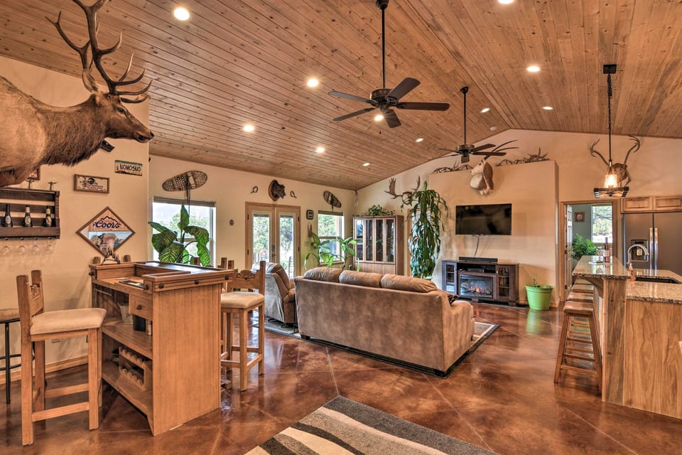 Living Room | Free WiFi | Smart TV w/ Cable & DVD Player