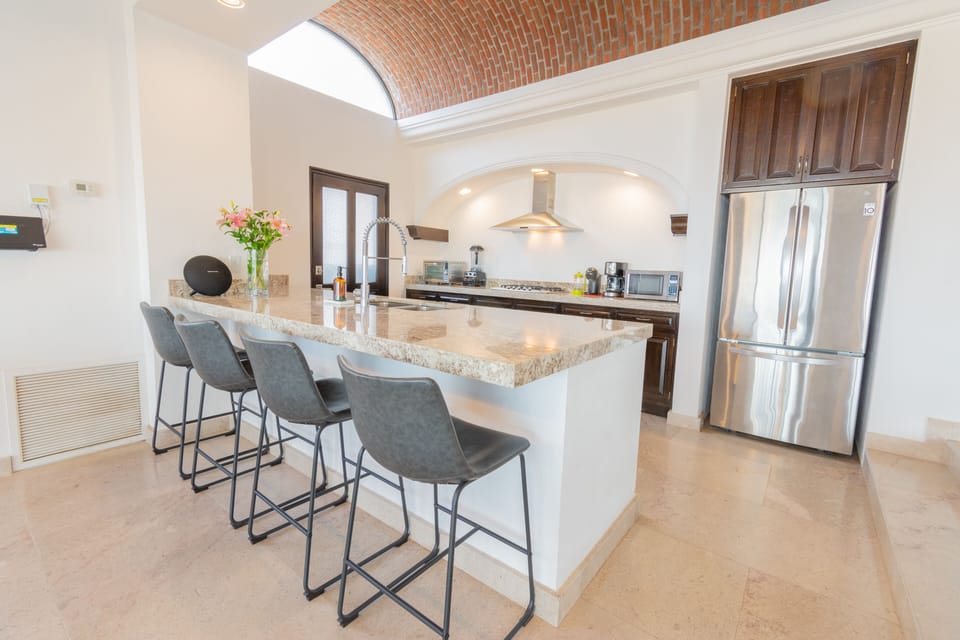 Fully equipped kitchen with bar seating