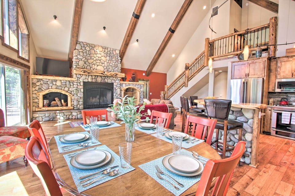 Dining Area | Free WiFi | Main Floor