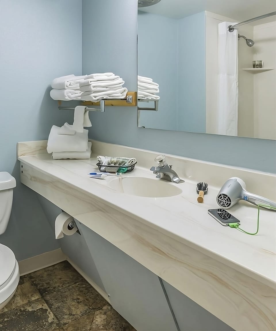 Bathroom with a shower. The essential kit and towels are provided!