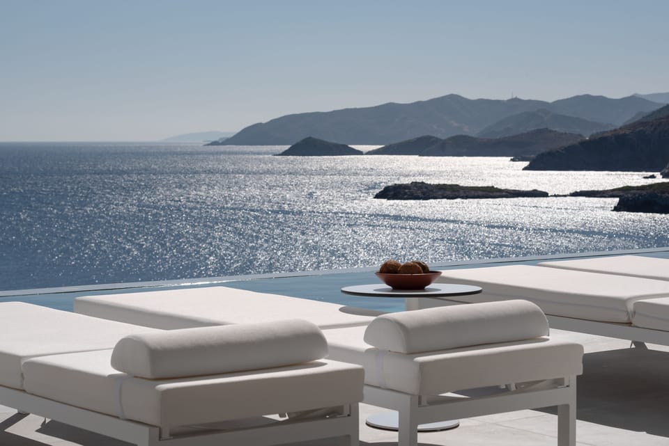 Indulge yourself into the sea deep blue. 