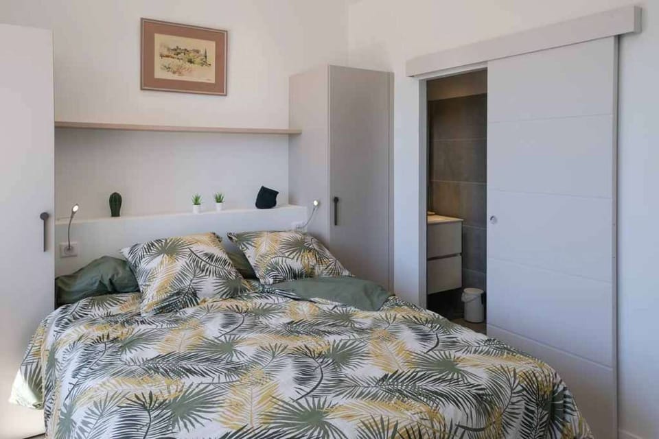 Bedroom with bed 160 x 210 and shower room on the ground floor