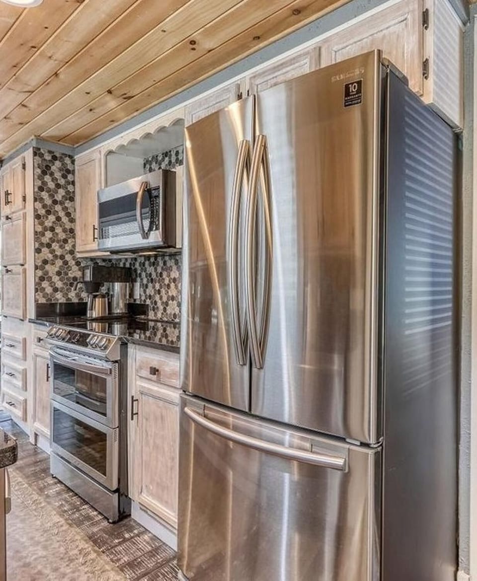 Family meals or quick bites—our galley kitchen has you covered