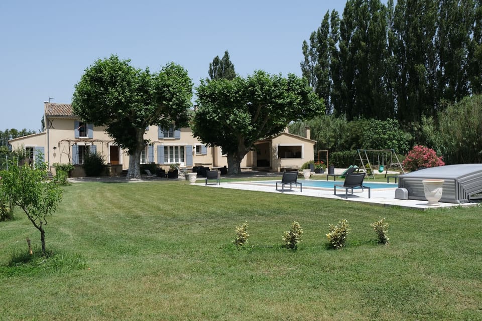 CAVAILLON vacation rental, Provençal farmhouse for rent with all comfort, garden for 10 people. Online reservation with Plaisirs & Maisons de Provence