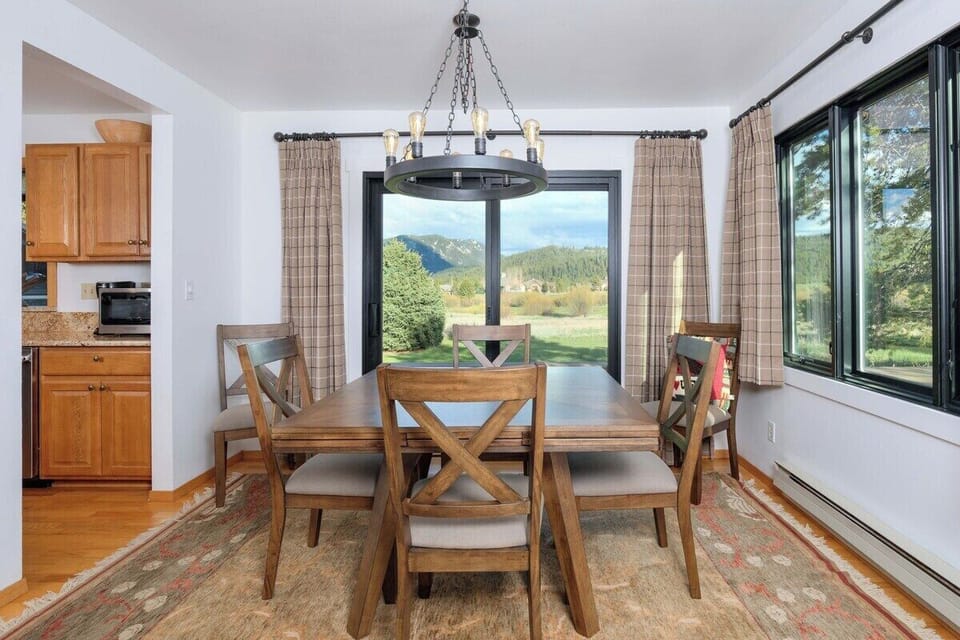 Dining area, seating for 6.