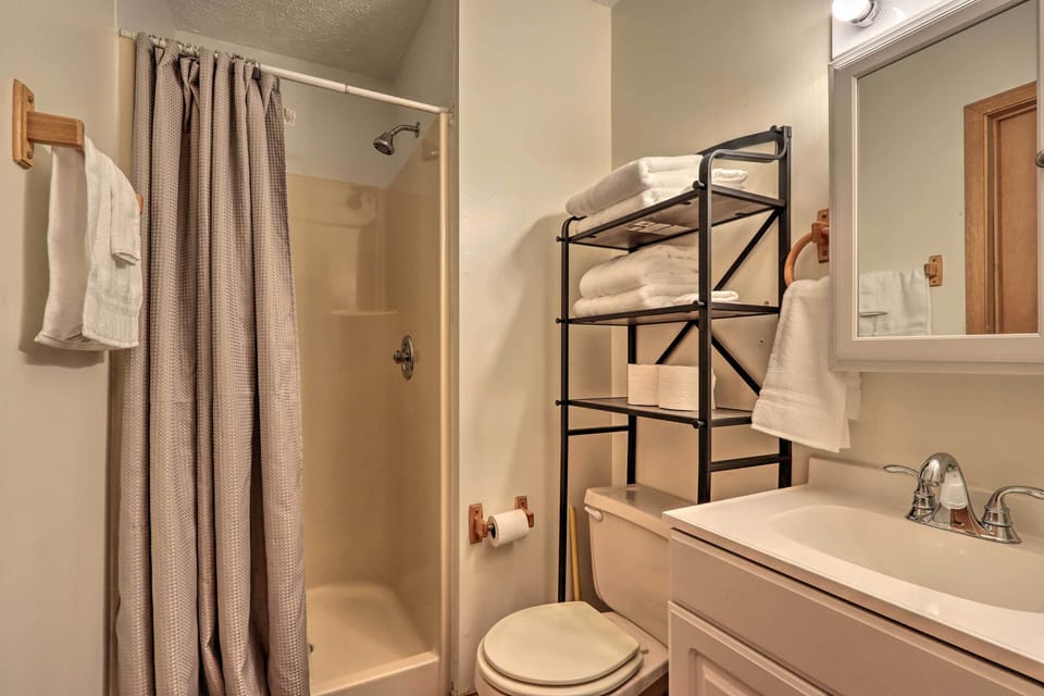 En-Suite Bathroom | Towels Provided