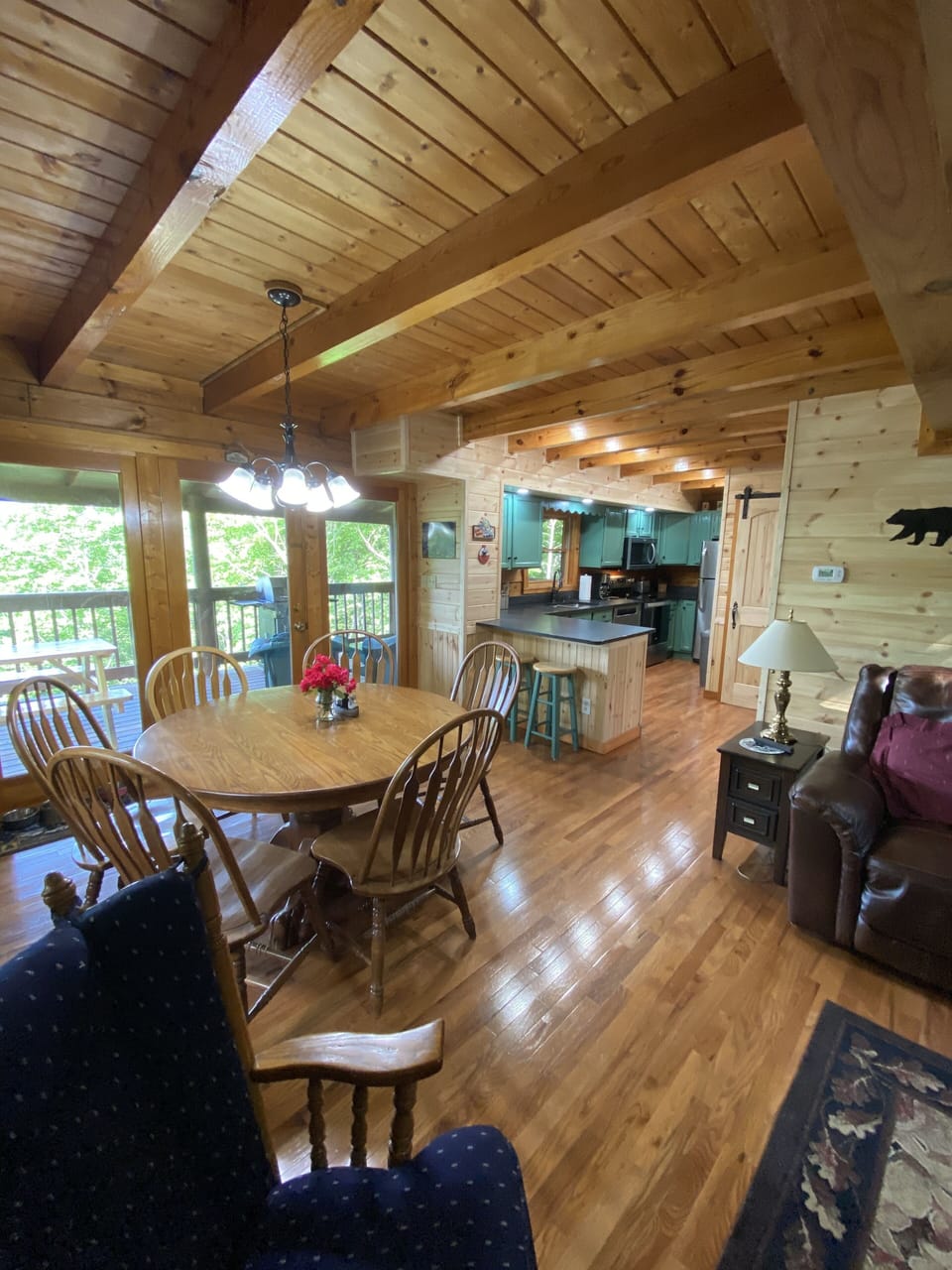 Dinning area in to kitchen