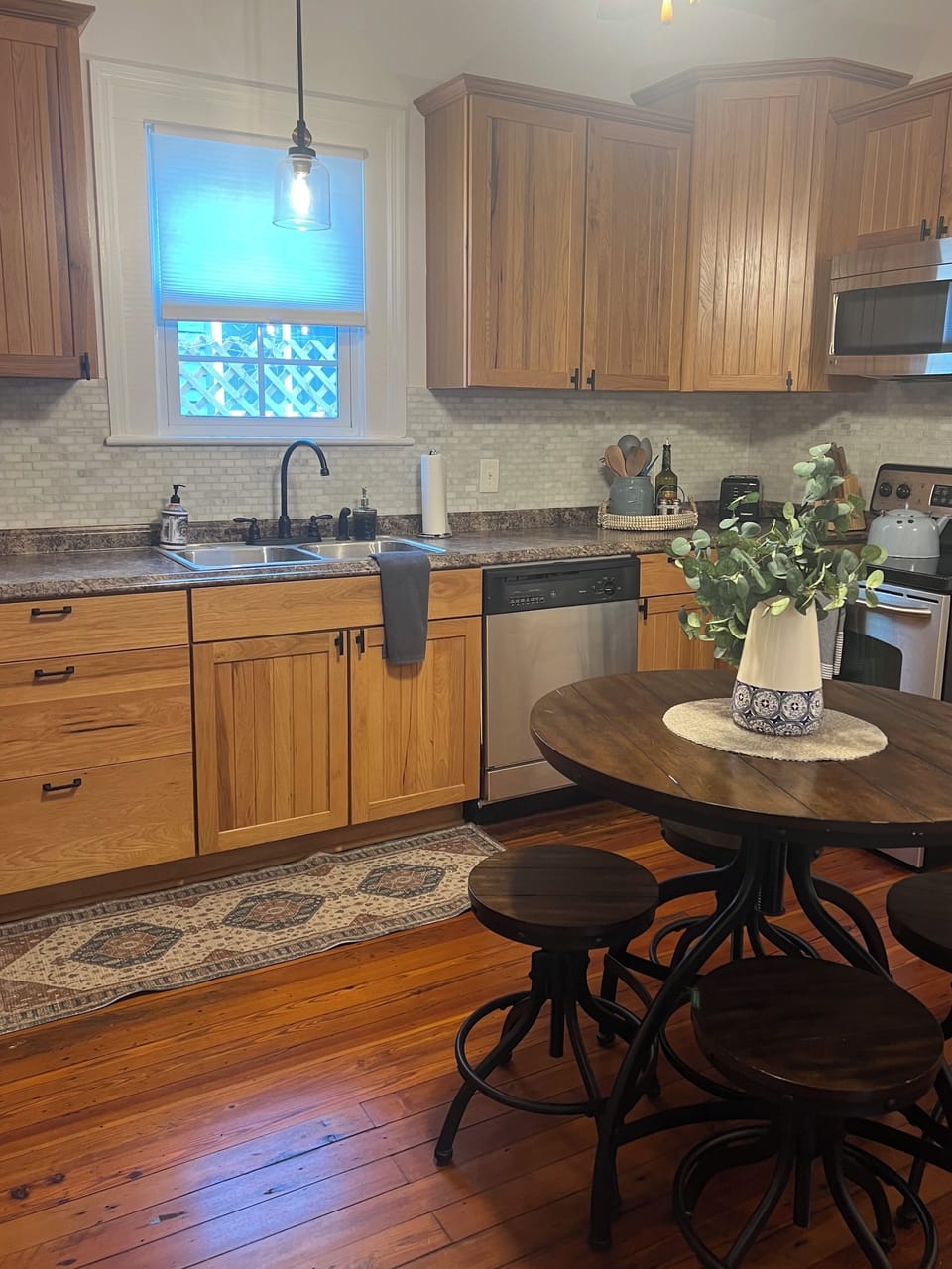 Fully stocked kitchen with eat-in dining