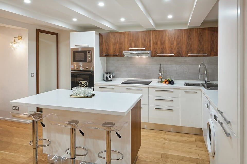 Grab a quick bite to eat at the breakfast bar.