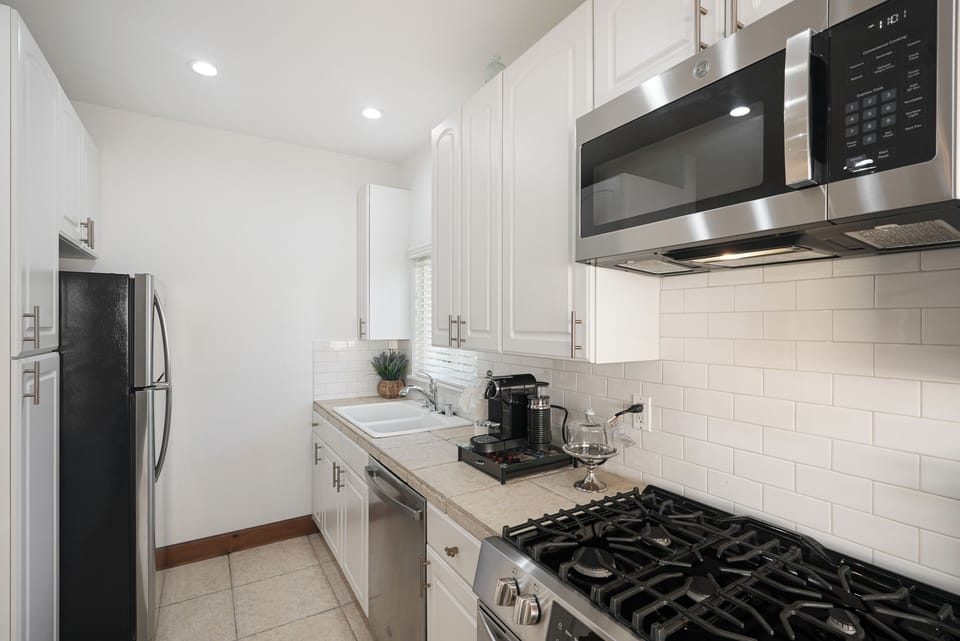 Thoughtfully designed kitchen, with high-end touches and culinary essentials.