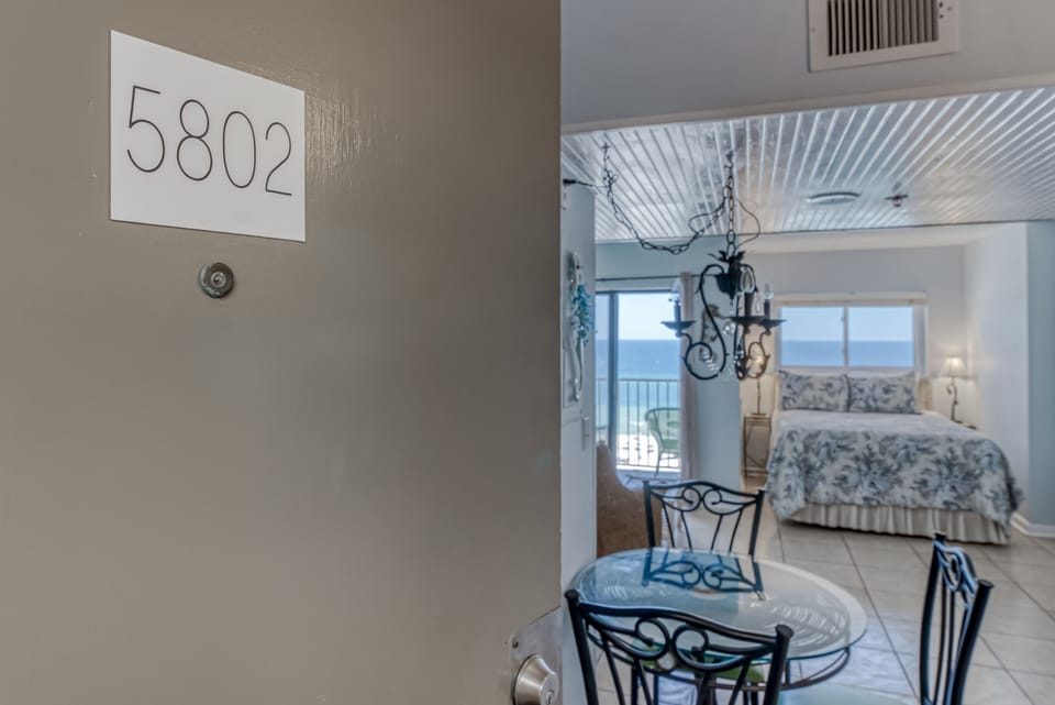 Welcome to Sunsuite Unit 5802 - This sunsuite offers the best getaway for your small group or family.