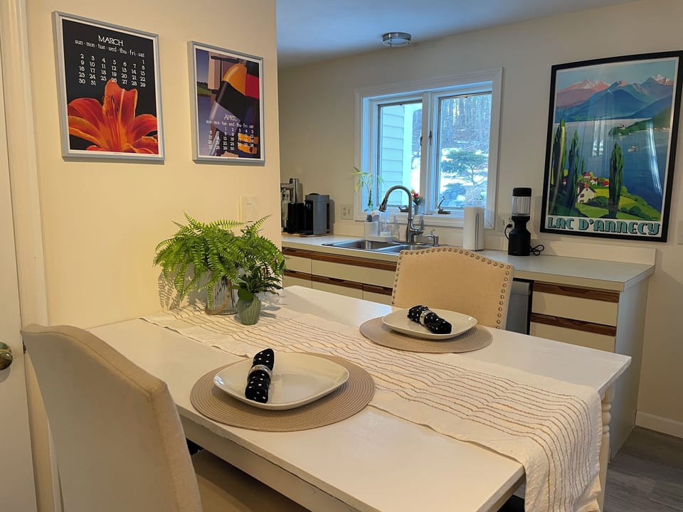 Breakfast space in kitchen