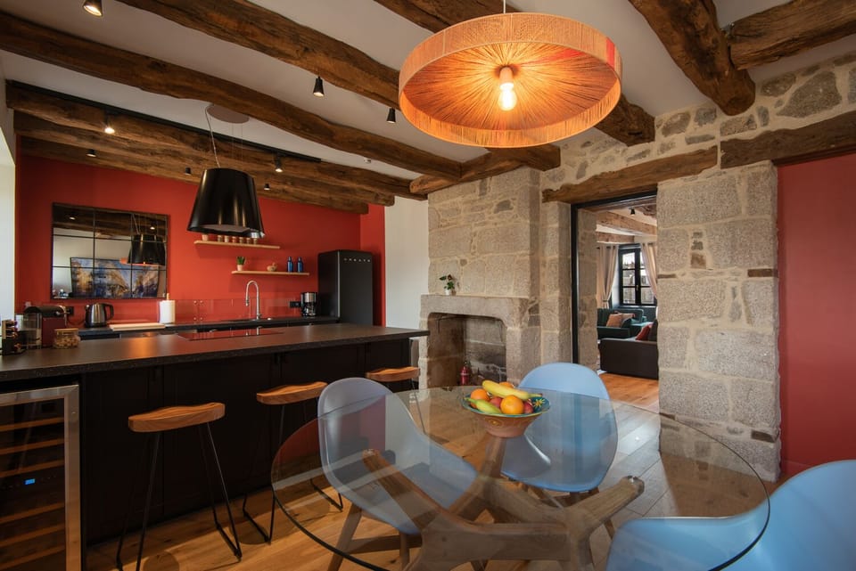 Keep your wines at perfect temperature with our wine cellar for twelve bottles