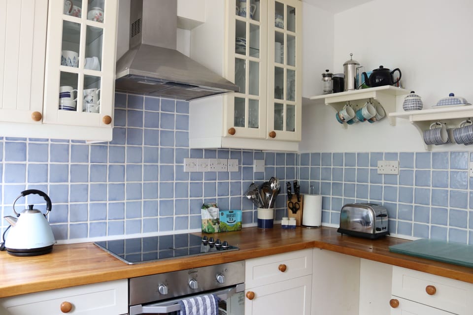 Apple Blossom, Bridport: The kitchen, with plenty of space for meal preparation