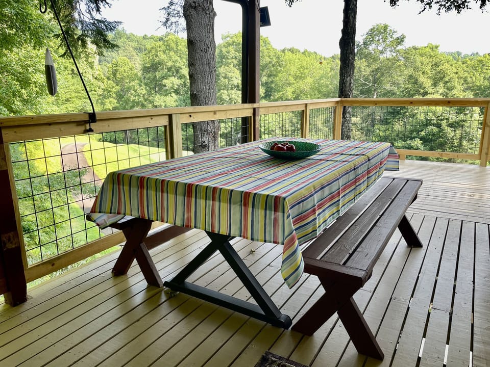 6-place outdoor dining upstairs