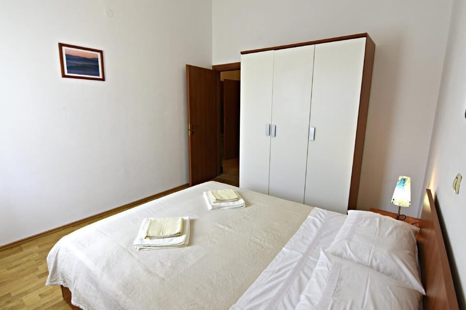 The bedroom with double bed 160x200 and wardrobe.