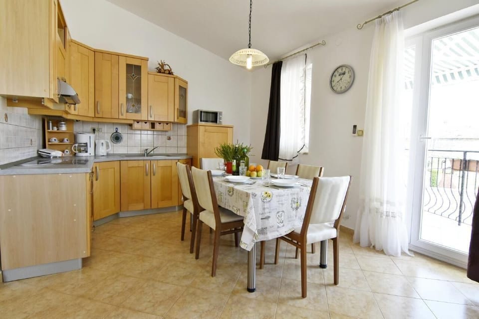 The equipped kitchen and adjoining dining area, exit to the terrace.