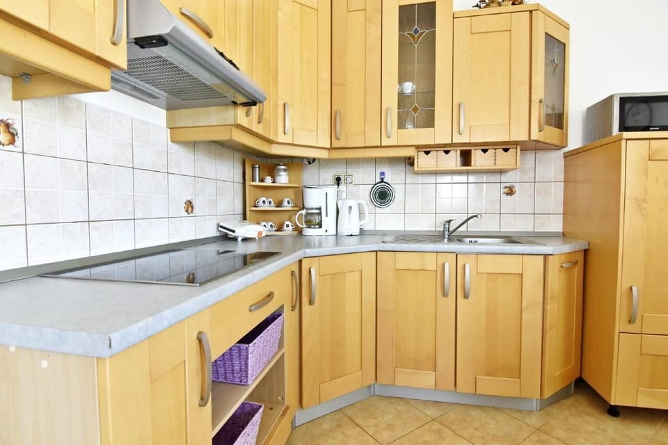 The kitchen is equipped with 4 hotplates, an extractor hood, toaster, microwave oven